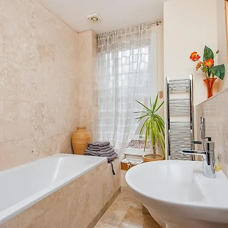 Apartment Priory House *
